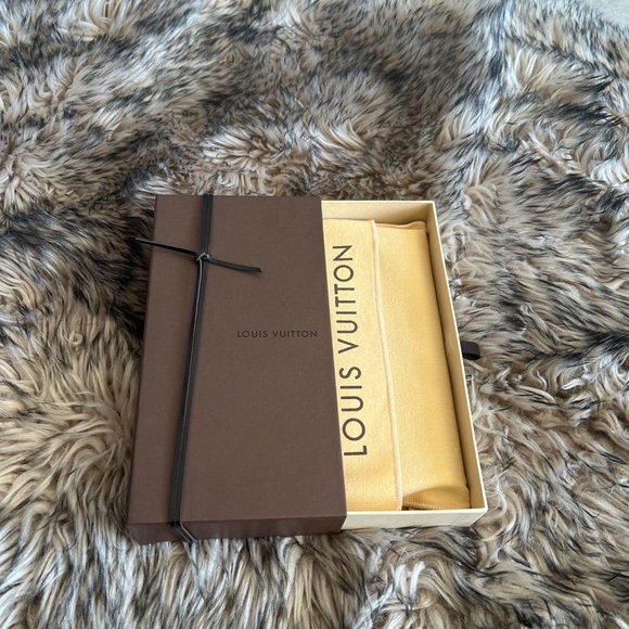 Sarah Louis Vuitton wallet. - Picture 2 of 8